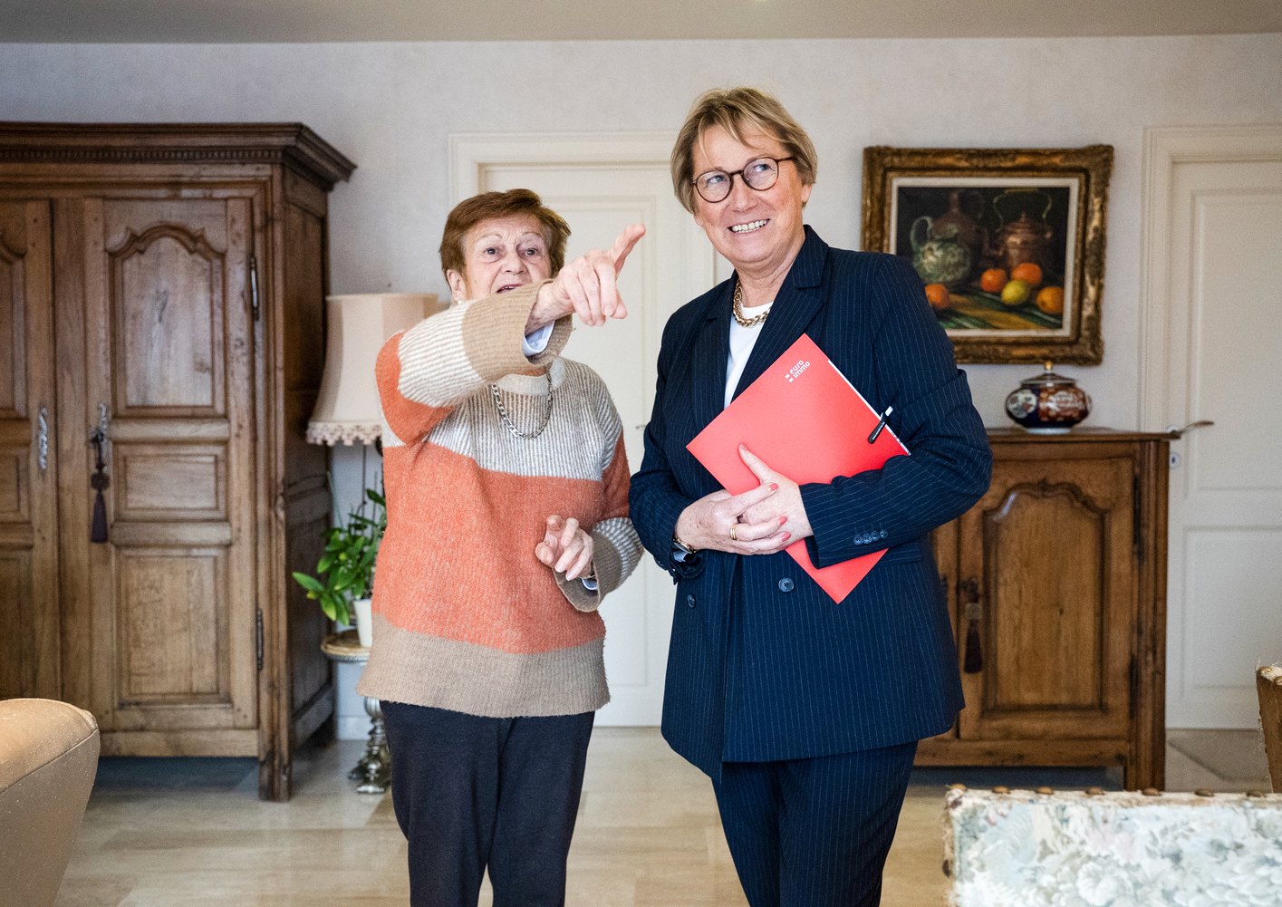 Adviseur in gesprek met een eigenaar in haar woning